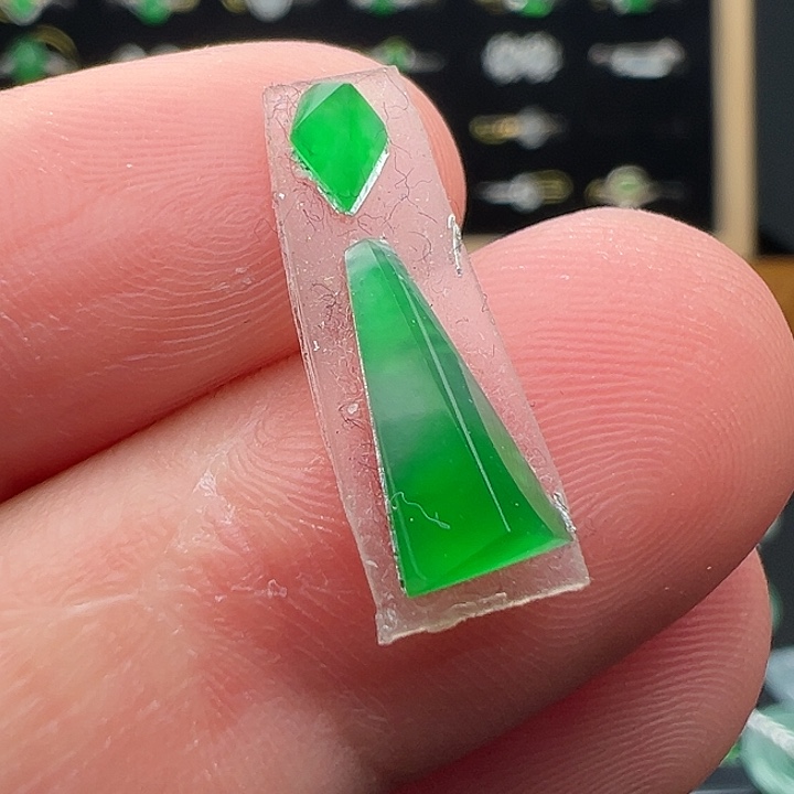 翡翠未镶嵌颈饰随形套装