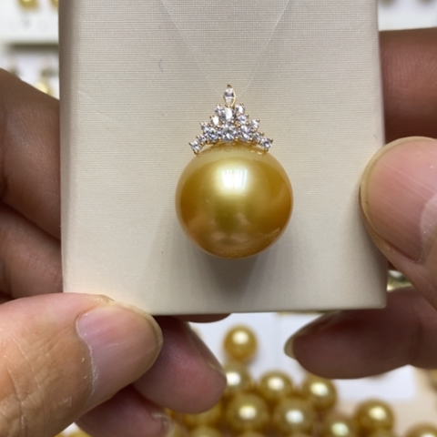 L****18K金镶嵌颈饰海水珍珠