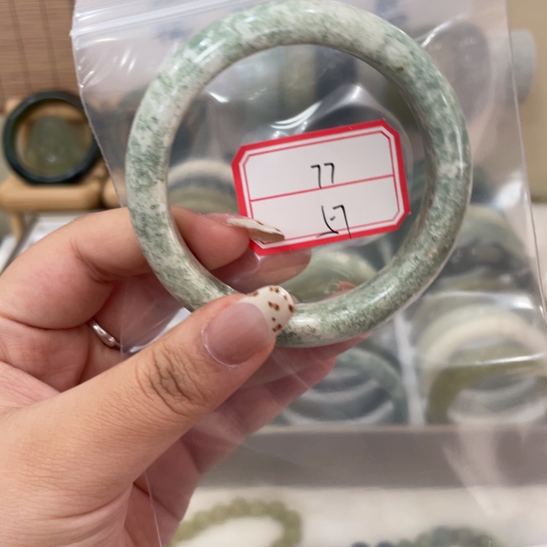 蛇纹石玉手镯未镶嵌