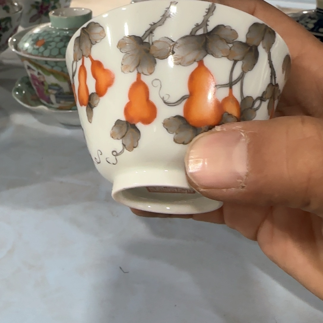 瓷片瓷器上还有两条长线上镌刻