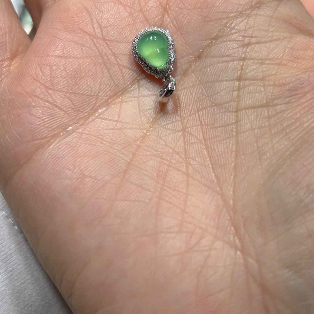 翡翠颈饰18K金镶嵌及****u吊坠