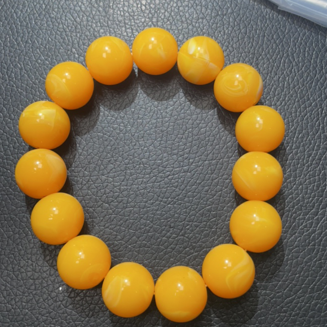  697  卡16鸡油黄手串