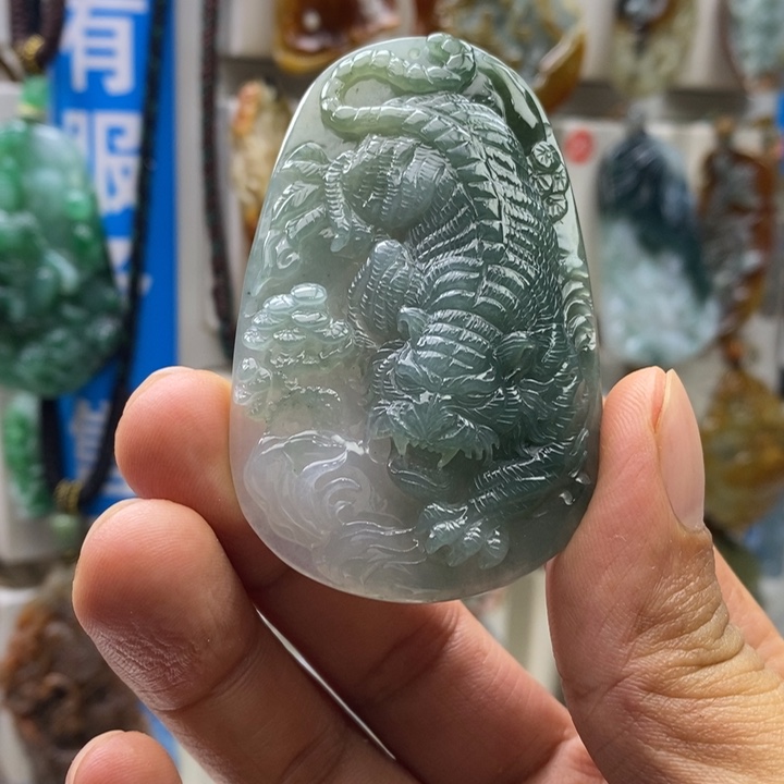 翡翠未镶嵌颈饰虎