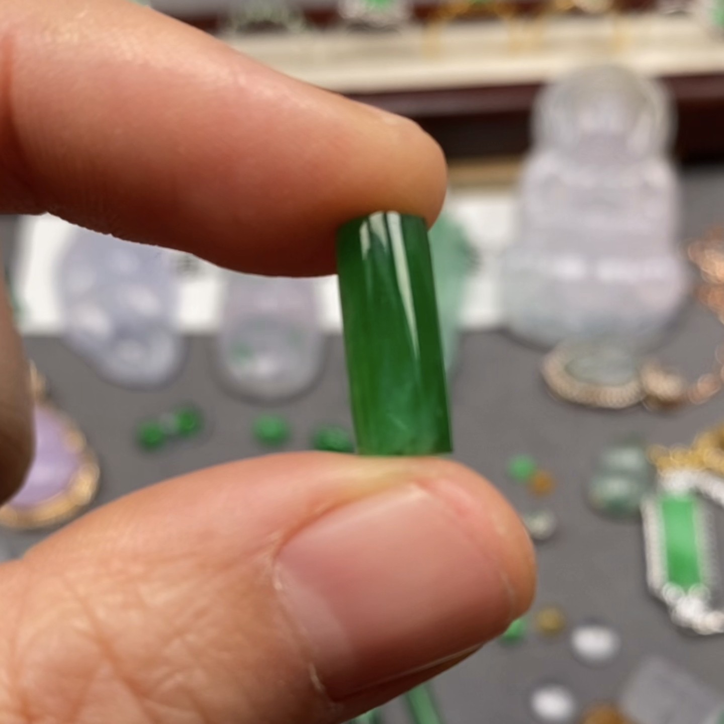 缅甸翡翠A货马鞍绿面帝王绿