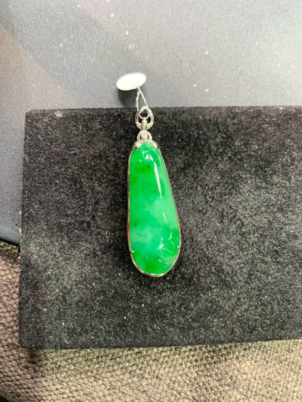 18k金镶嵌天然缅甸翡翠阳绿福瓜吊坠