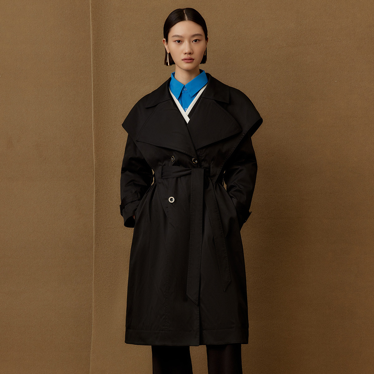 【曼德诗】冬季新款复古学院风大披肩领长外套女羽绒服MC427309375