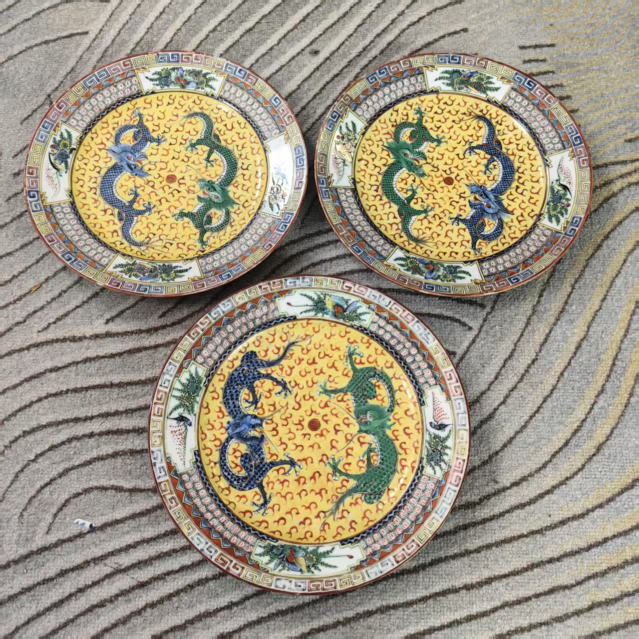 A0845民国粉彩黄地双龙戏珠纹盘【其一】