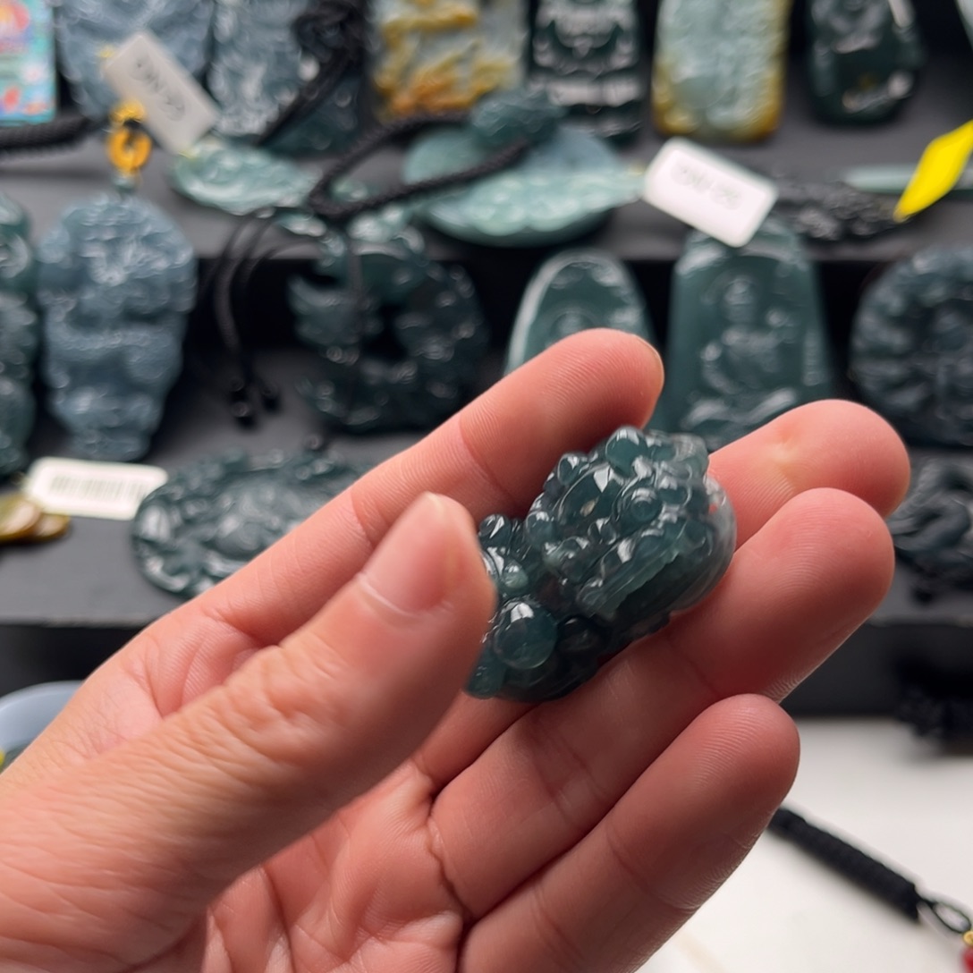 翡翠未镶嵌颈饰貔貅