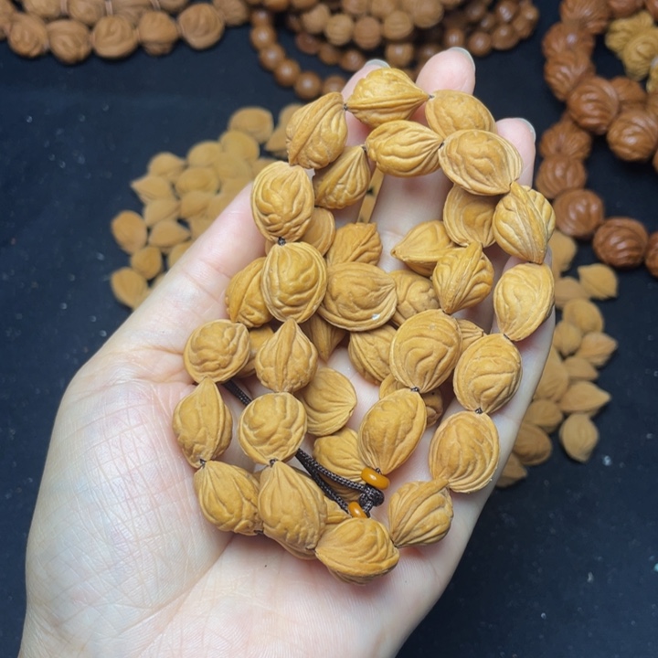 玉***黄桃核吊坠龙纹桃核