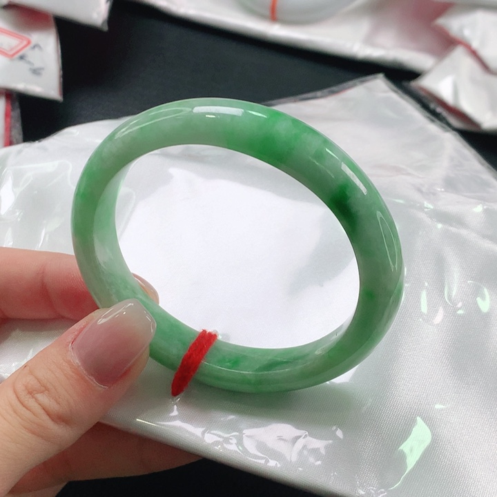 翡翠手镯（贵妃镯）未镶嵌天然翡翠手镯01