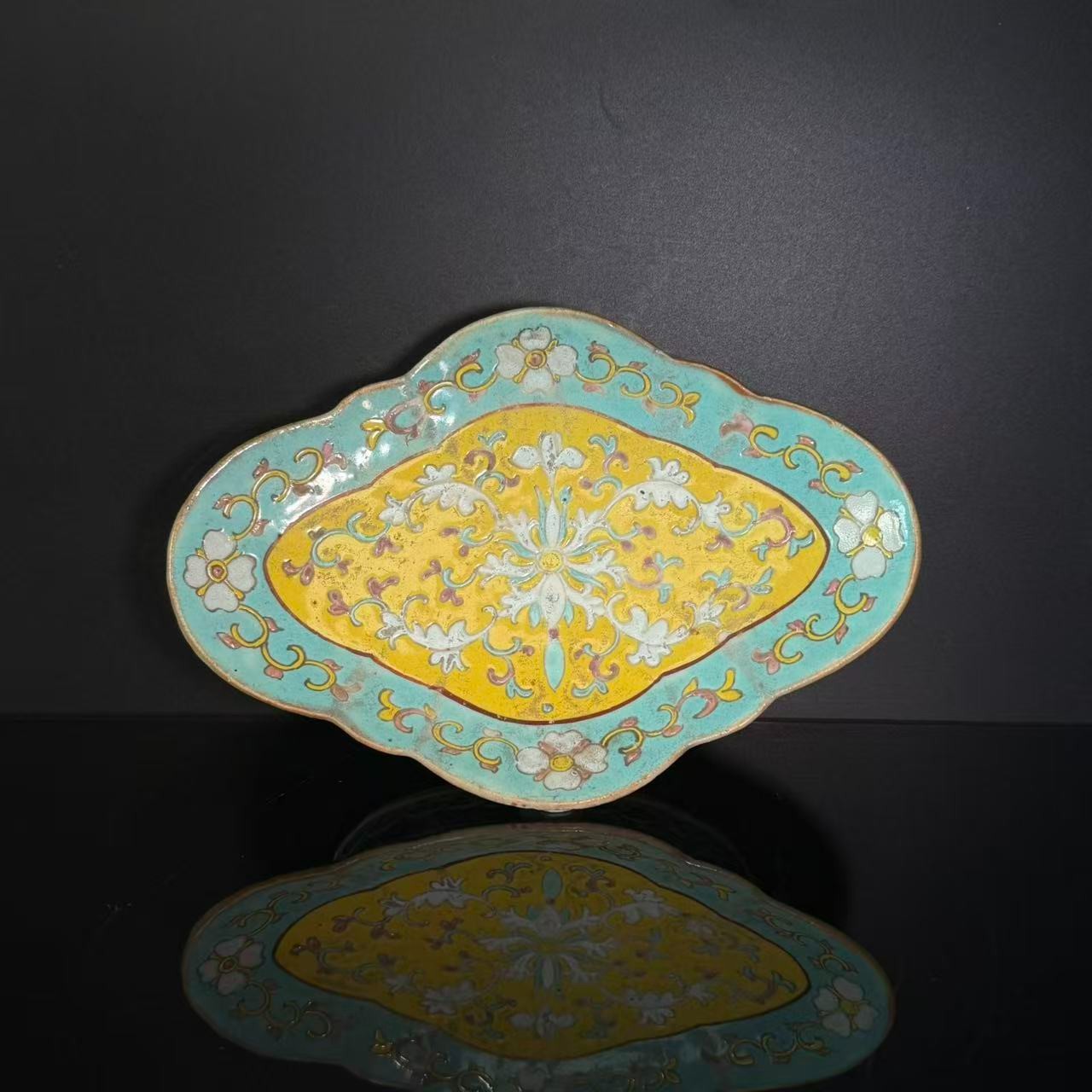 Lot7-粉彩黄底供盘-清代年制款长20.5cm-DZ11190009001063