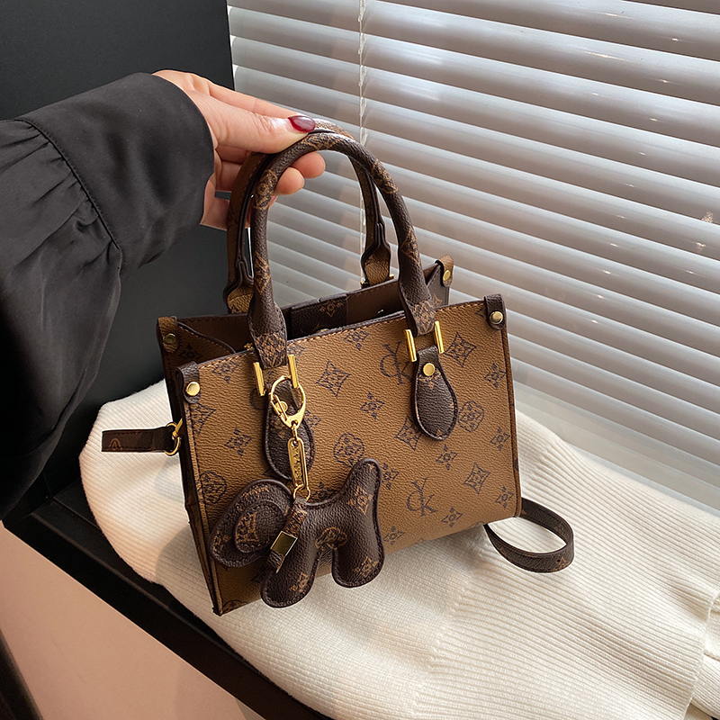 2025新款图案斜挎包适合女生的包包百搭托特包气质时尚老花斜跨