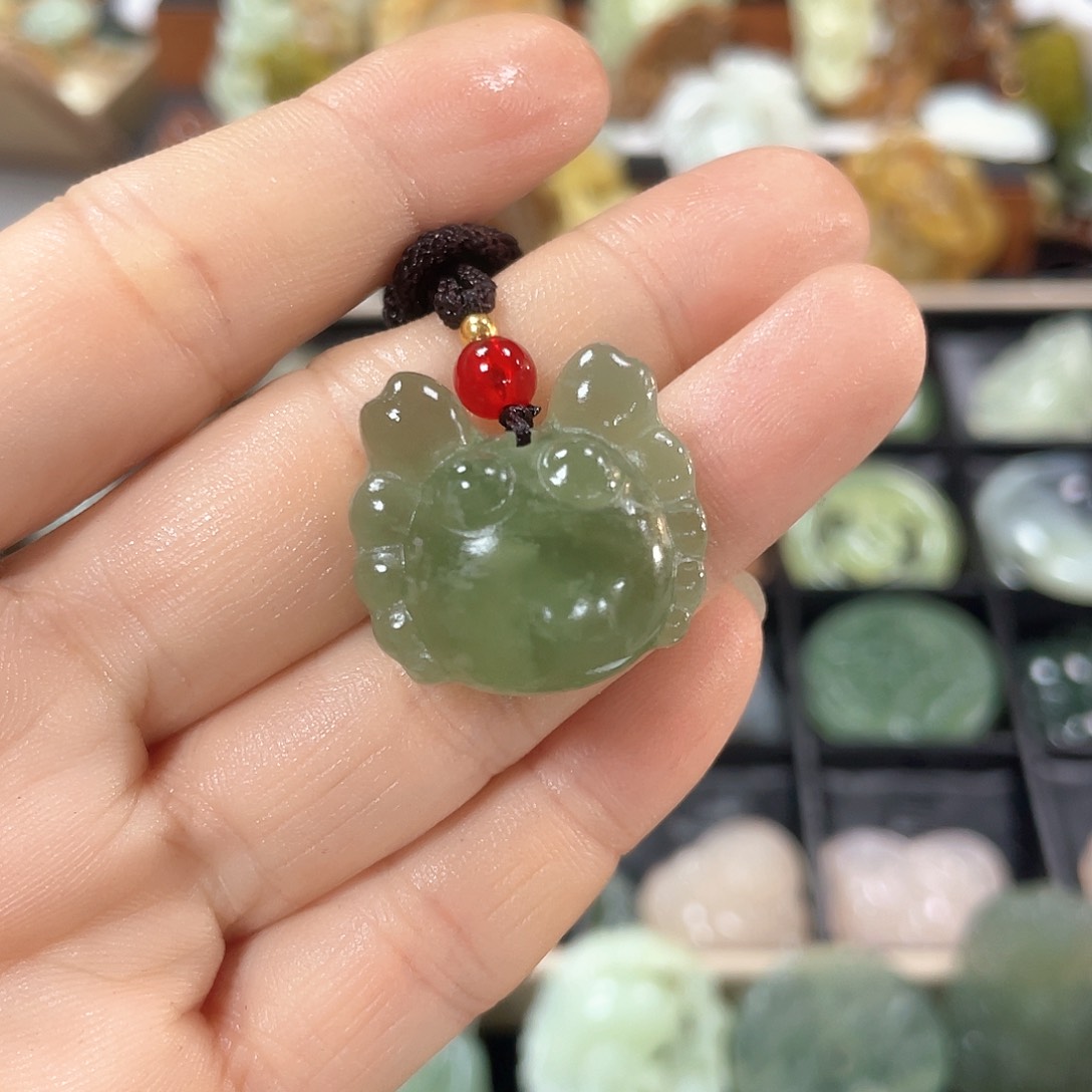 蛇纹石玉颈饰未镶嵌