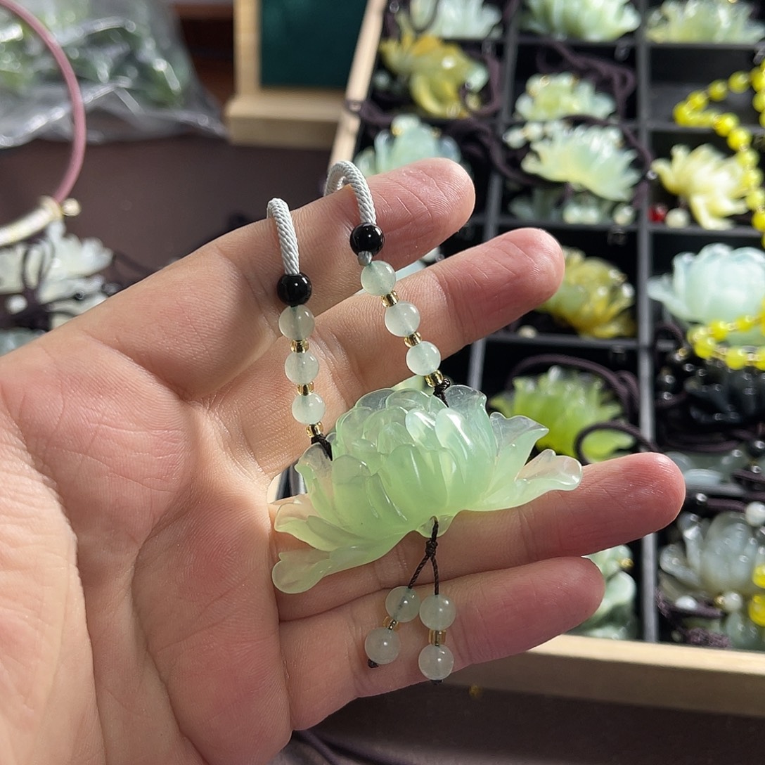 喵***郎蛇纹石玉未镶嵌颈饰