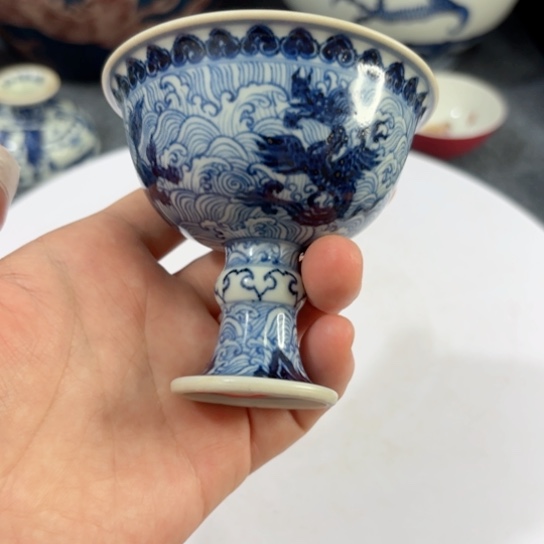 仲****主一个青花海水纹高足杯