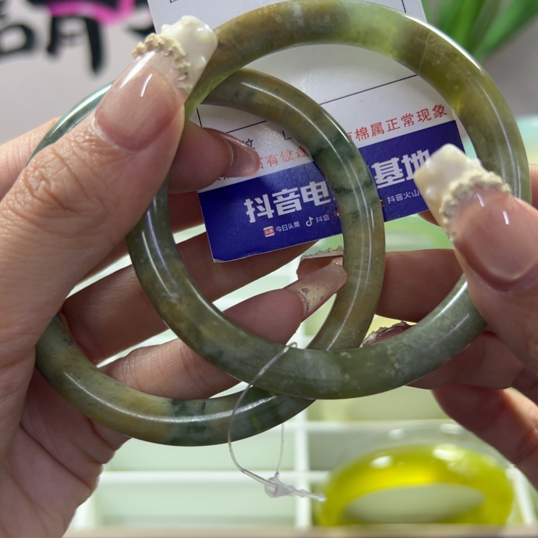 蛇纹石玉未镶嵌手镯136瑕疵