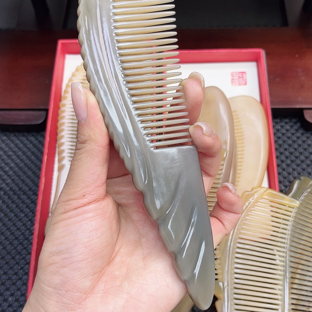 纯手工制作纯牛角梳子