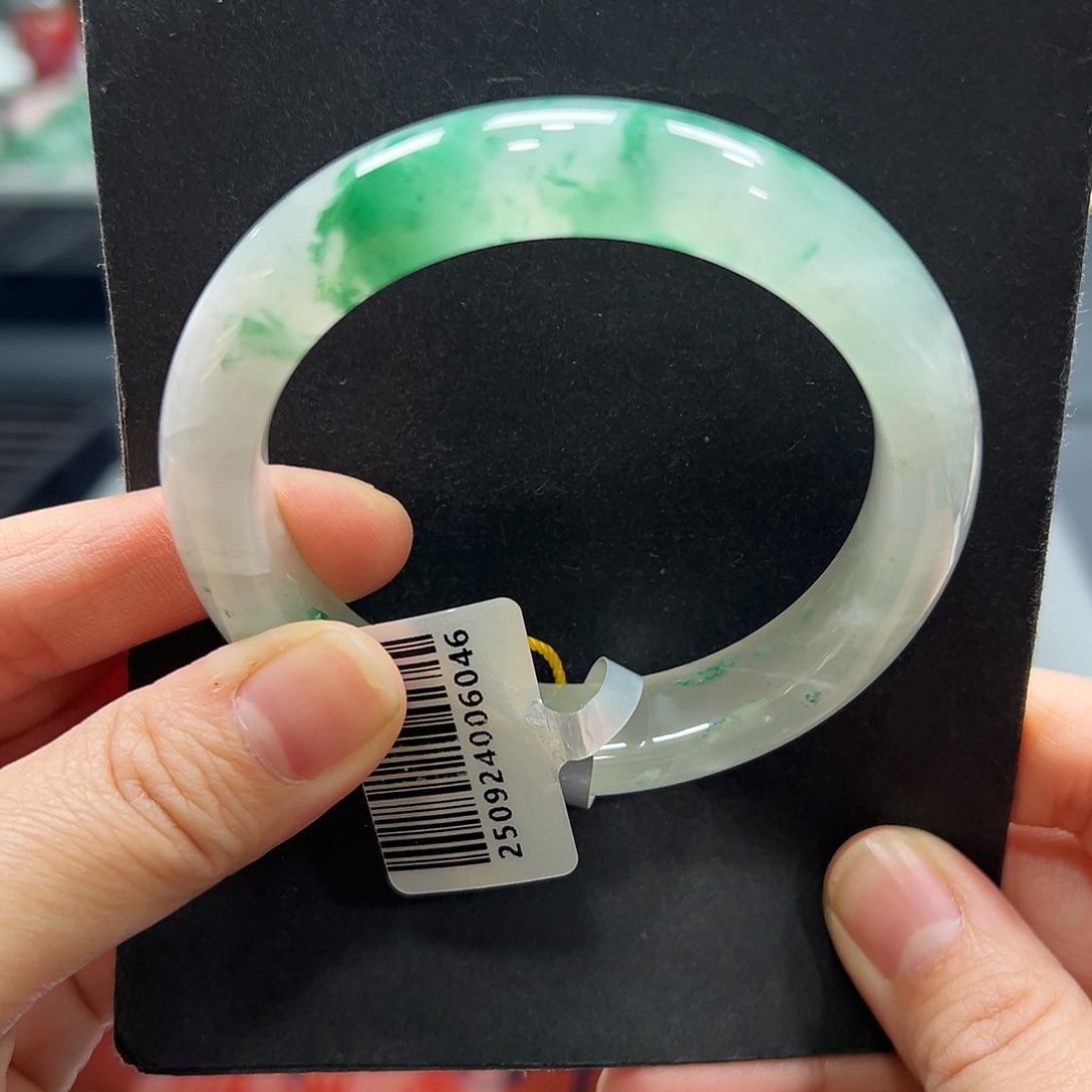 用***6石英质玉（非洲翠）未镶嵌手镯