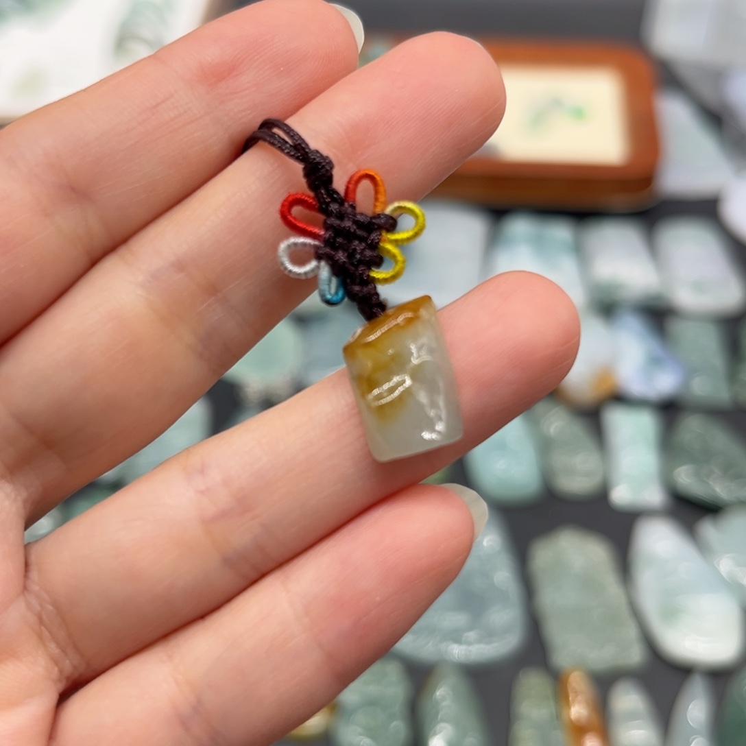 翡翠未镶嵌颈饰随形
