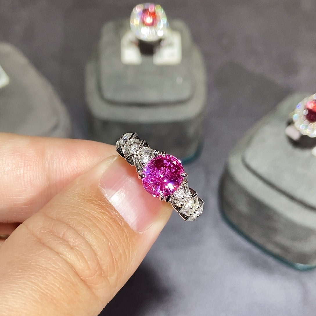 18K金镶嵌戒指彩色蓝宝石2.12克拉