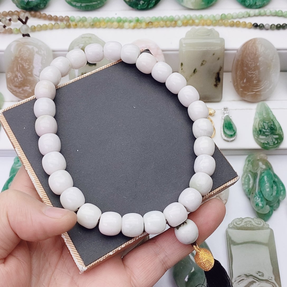 郭***伟独山玉未镶嵌颈饰