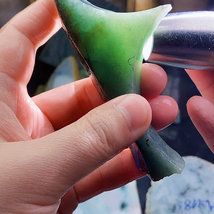 翡翠未镶嵌颈饰毛料8