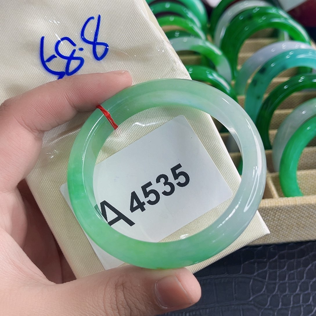 翡翠手镯未镶嵌多样性