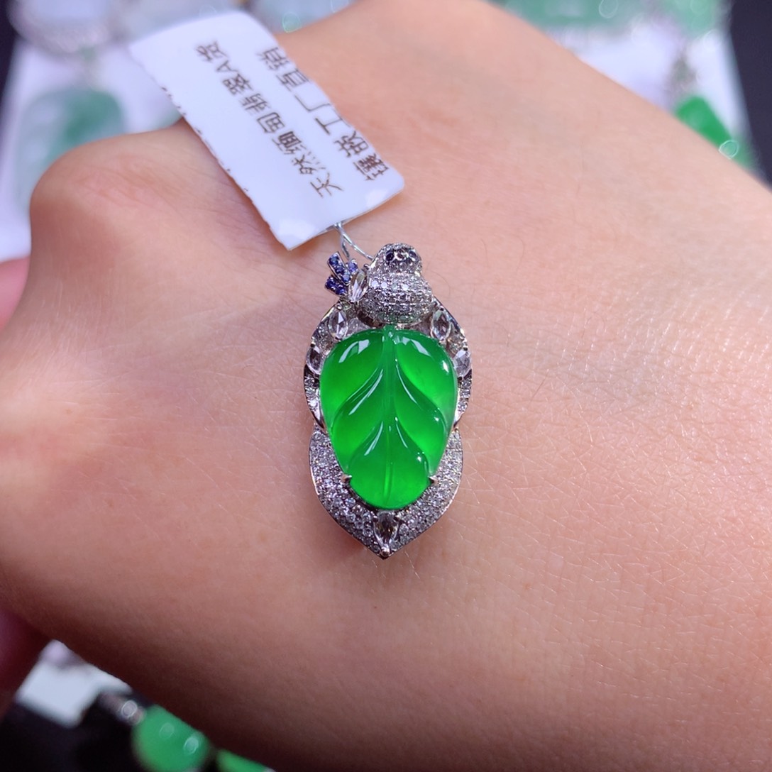 翡翠颈饰18K金镶嵌冰阳绿起光叶子豪镶吊坠