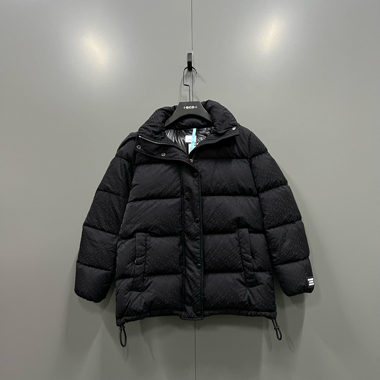 99新 BURBERRY/博柏利 黑色暗纹满印TB羽绒服 XS码