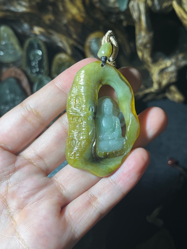 缅甸天然翡翠A货。镂空佛