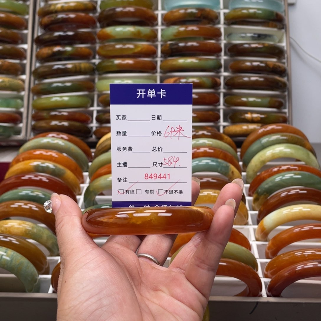 蛇纹石玉手镯未镶嵌不**班