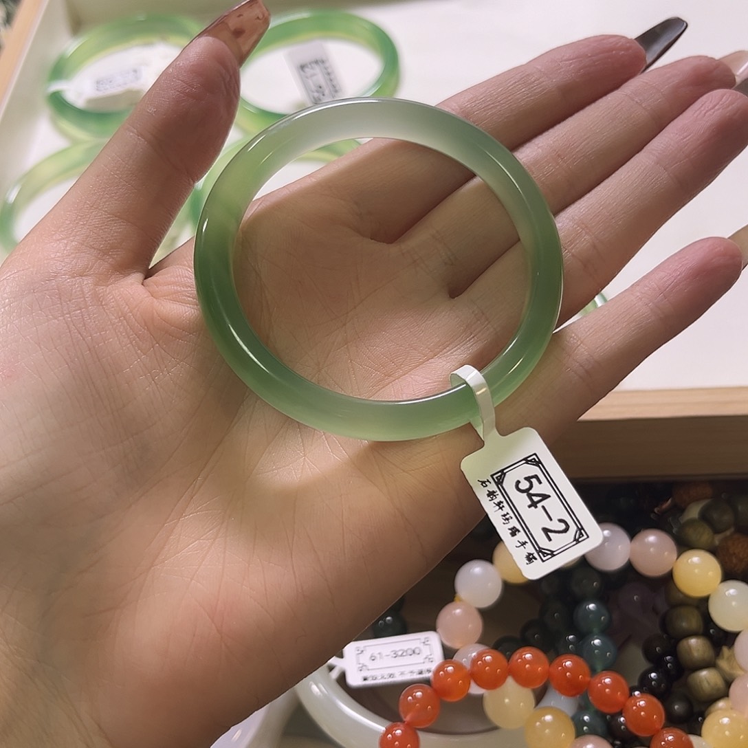 垂***荒石英质玉未镶嵌手镯