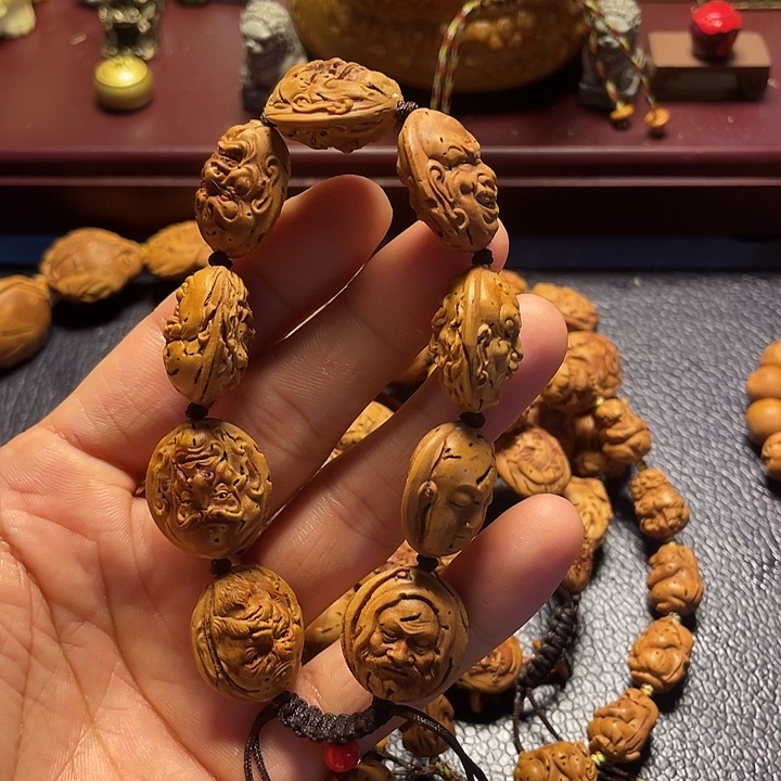 大桃核雕刻瑕疵罗汉