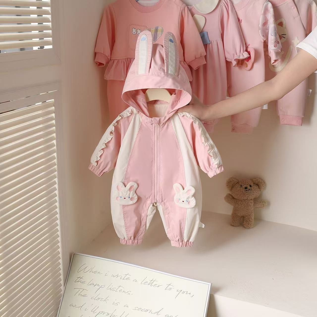 婴儿秋季冲锋衣春秋连体衣可爱外出服哈衣宝宝超萌秋装连帽爬服