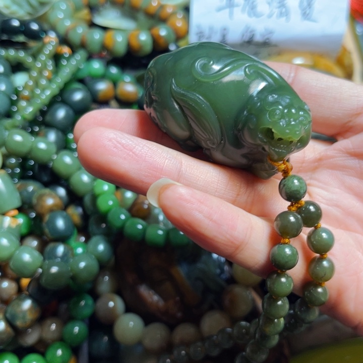 透闪石质玉颈饰未镶嵌