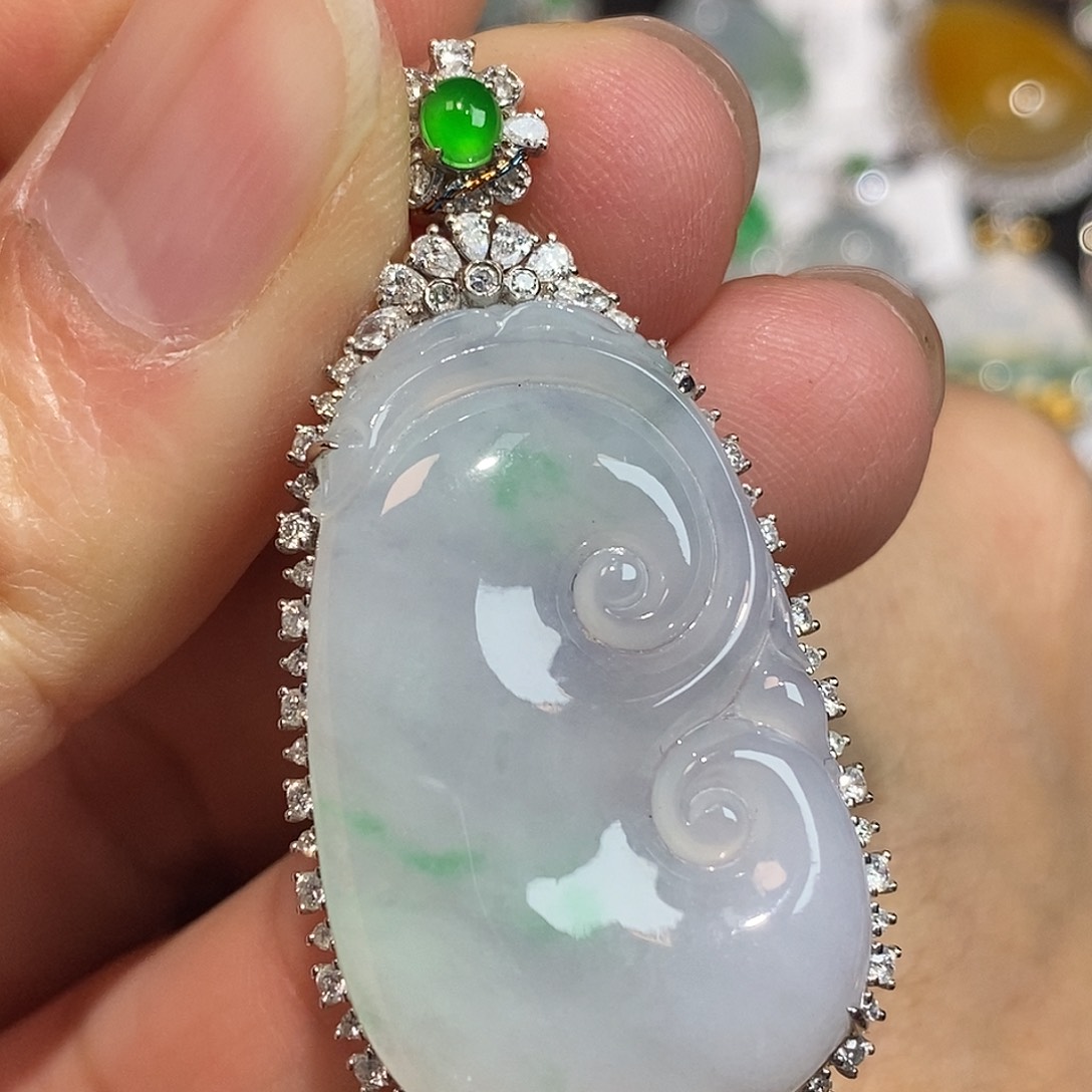 翡翠颈饰18K金镶嵌如意