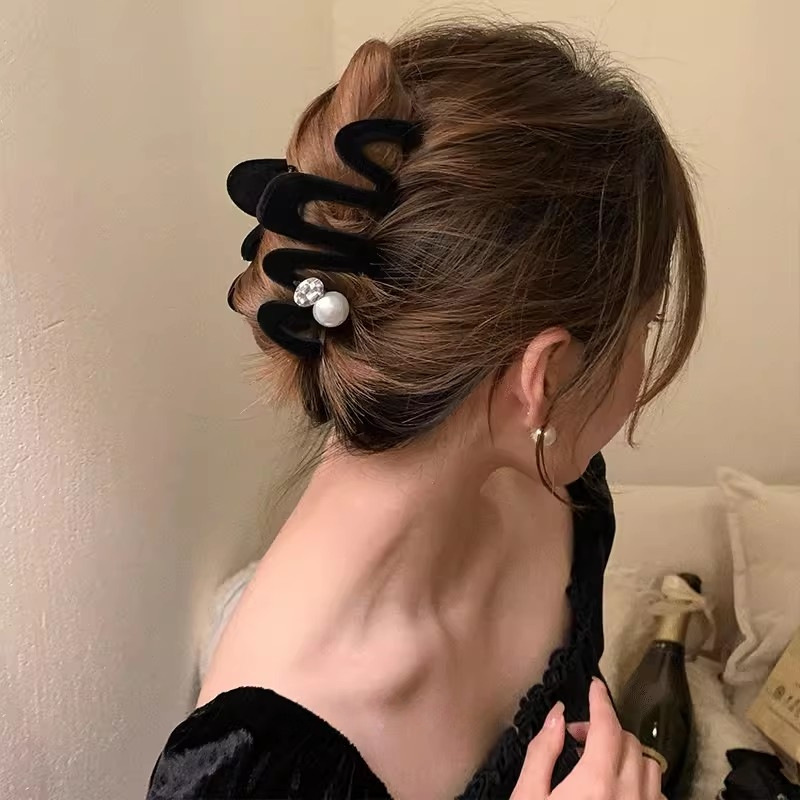 复古优雅黑色抓夹女秋冬植绒发夹2023新款珍珠气质后脑勺鲨鱼夹