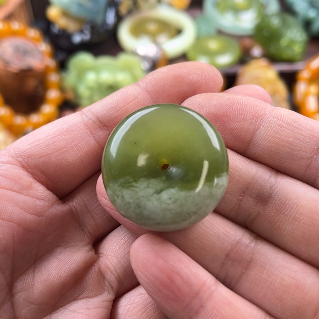 蛇纹石玉吊坠未镶嵌