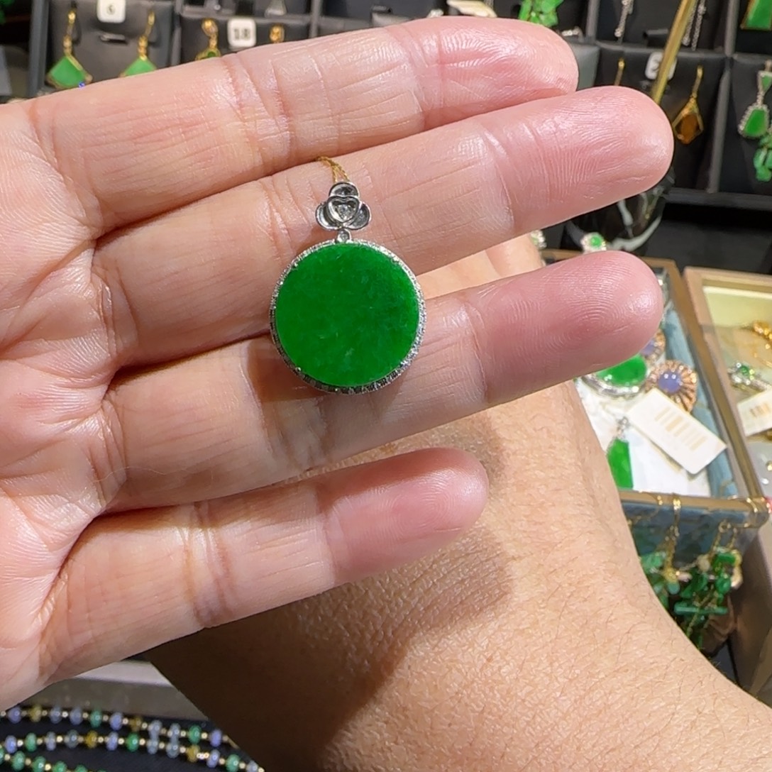 翡翠18K金镶嵌颈饰吊坠