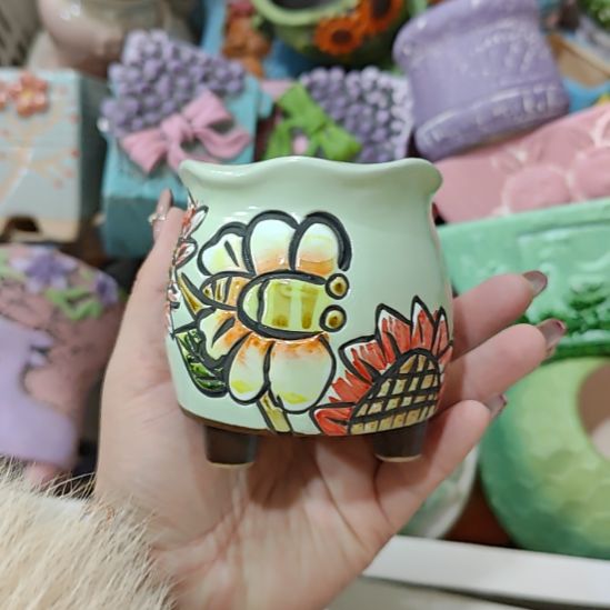 当场凑满15发货，不凑不发，花盆盆口不方不圆有针孔黑点矿点是正常