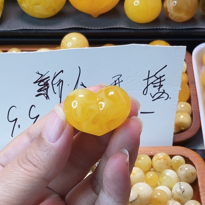 琥珀未镶嵌颈饰天然蜜蜡
