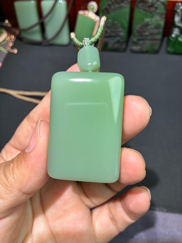 和田玉粉青无事牌无包容品质