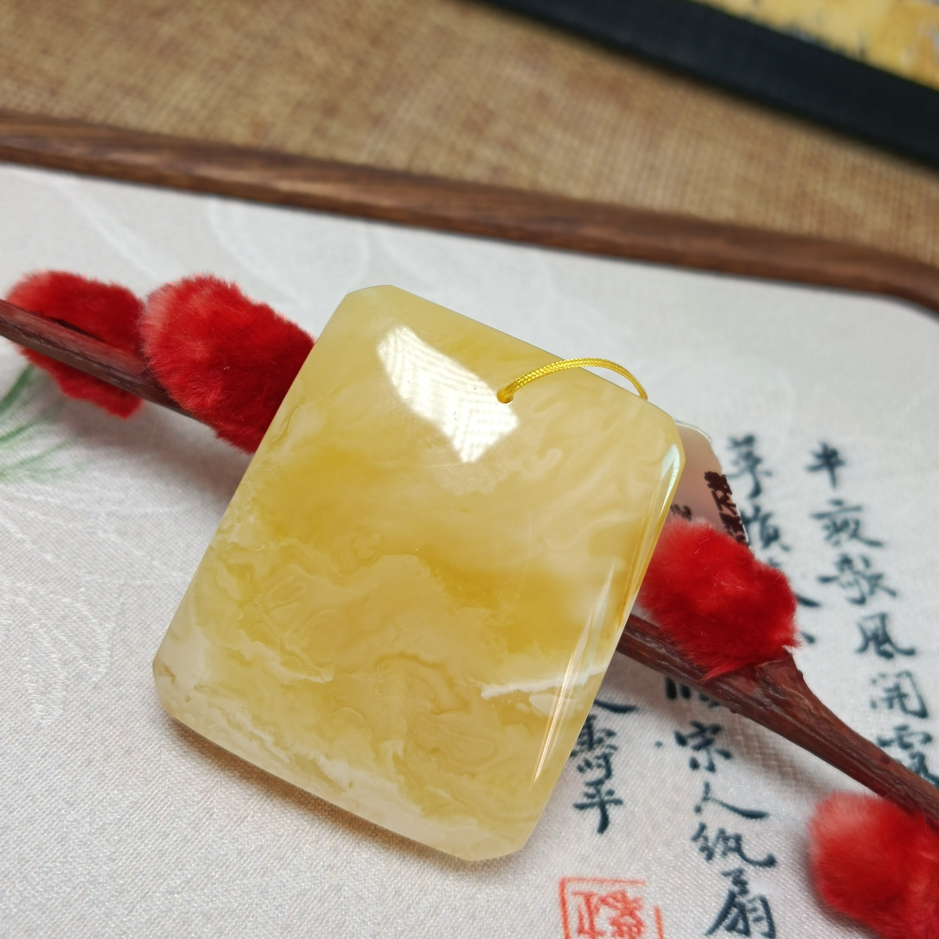 天然蜜蜡平安牌吊坠~俄料山水画妖花高品质~尺寸36*31*13~5488