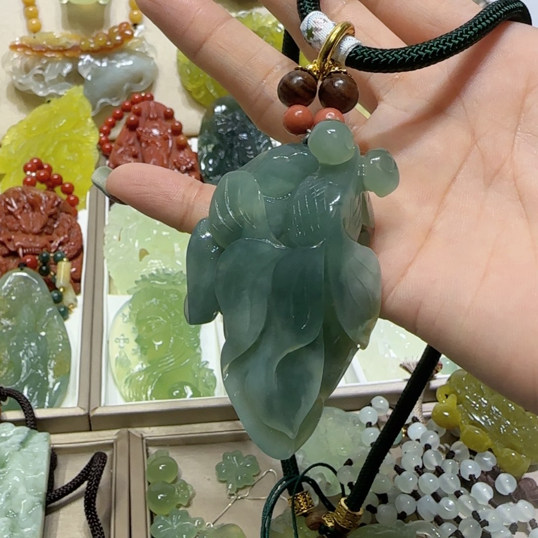 未镶嵌蛇纹石玉吊坠
