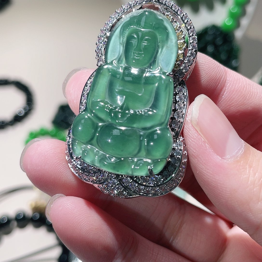 翡翠颈饰未镶嵌翡翠