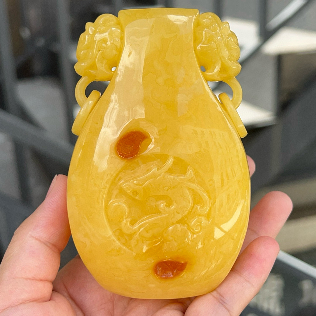 精美鸡油黄蜜蜡龙凤聚宝瓶