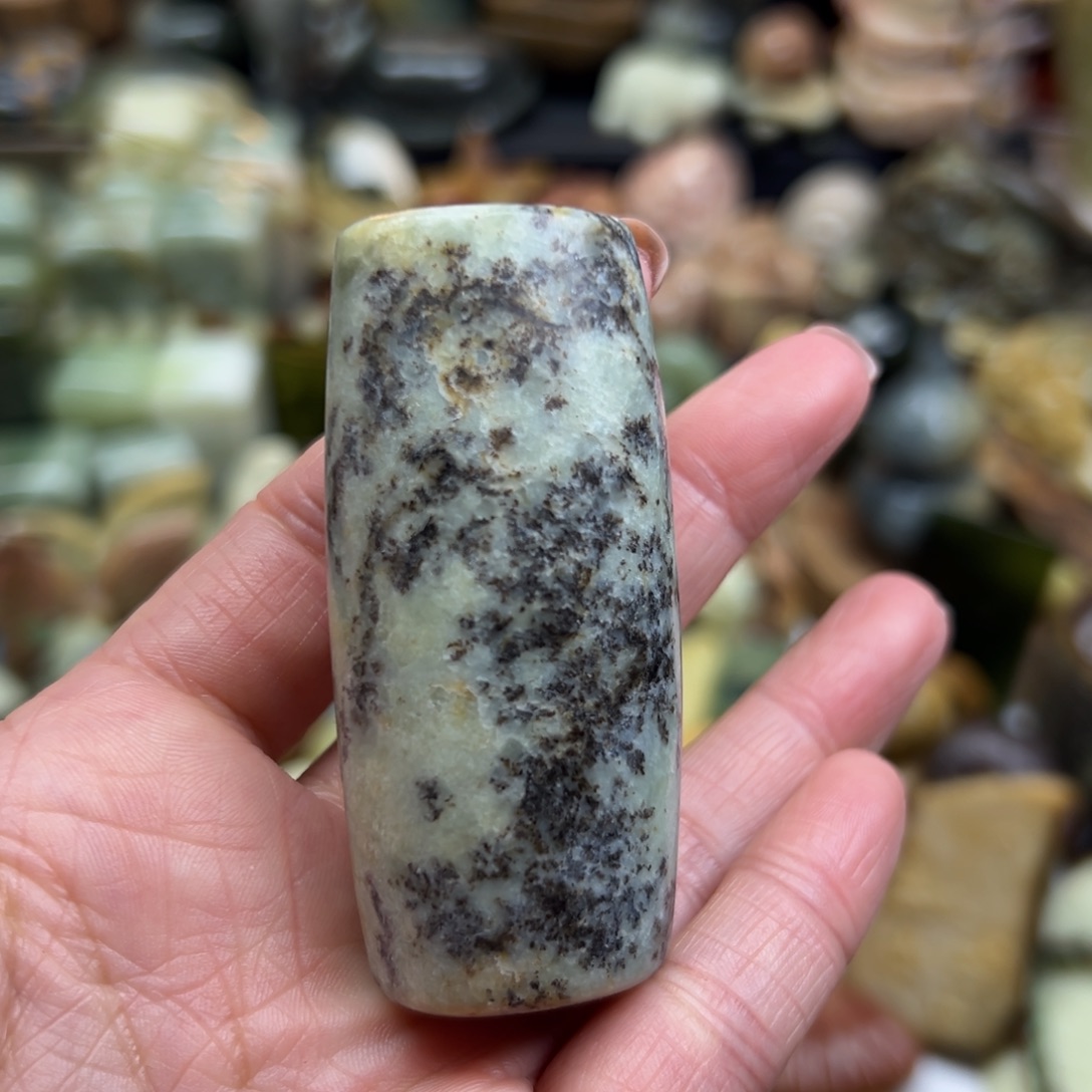 岫岩河磨玉（透闪石质玉）未镶嵌颈饰河磨玉大勒子