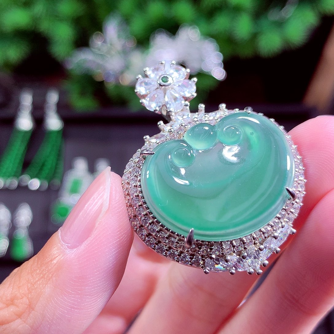 颈饰未镶嵌翡翠天然