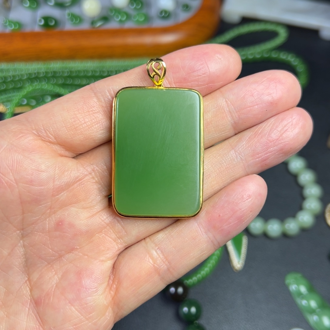 莫***诺和田玉（碧玉）18K金镶嵌颈饰