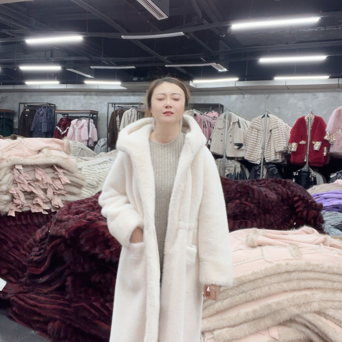 白色情人皮草的点缀